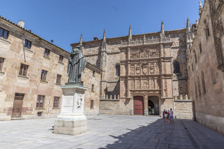 Salamanca 076 - edificio historico de la Universidad.jpg